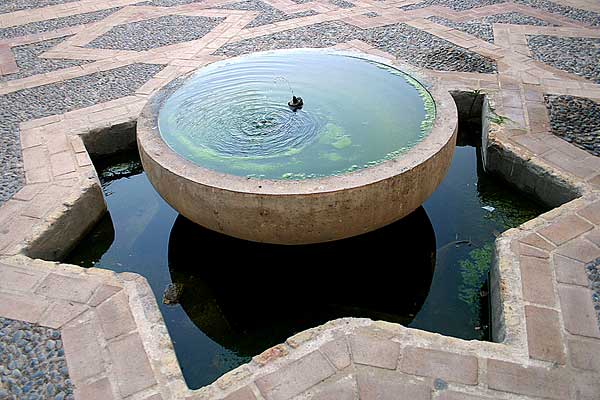 Fontána v maurském hradu Alcazaba