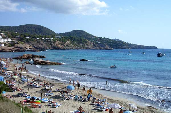 Pláž na ostrově Ibiza