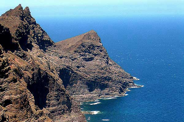 Kanárské ostrovy – Gran Canaria – skalnaté útesy na pobřeží