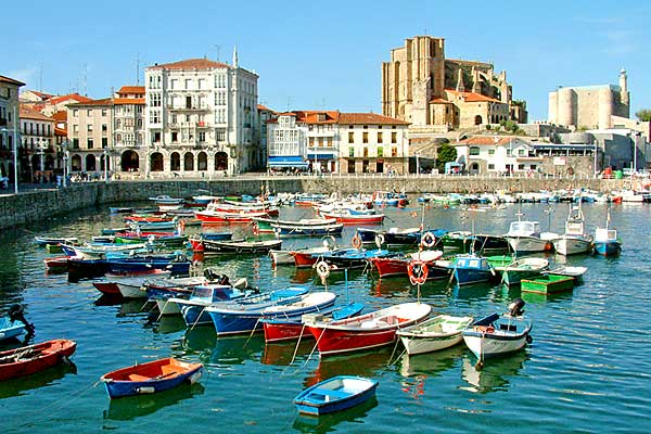 Kantábrie – Lodě v přístavu Castro Urdiales